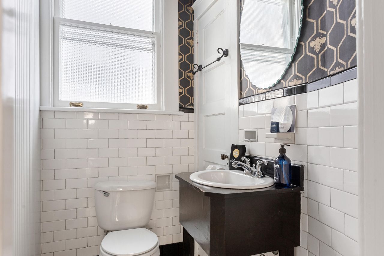 9 Colonial Street Photo 18