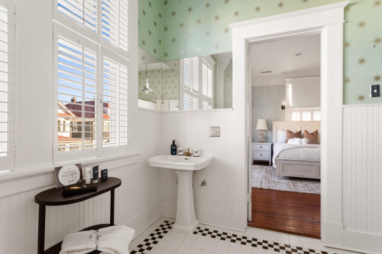 9 Colonial Street Photo 29