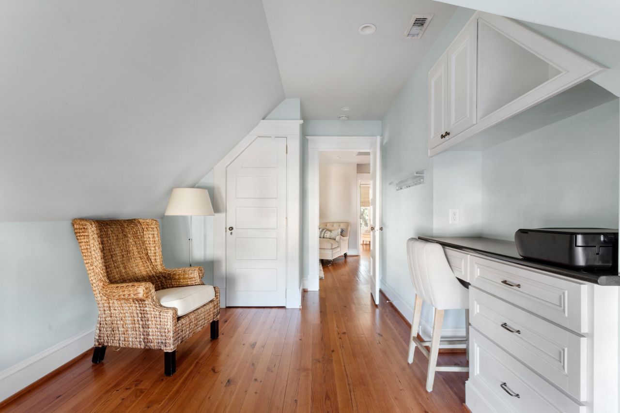 9 Colonial Street Photo 43