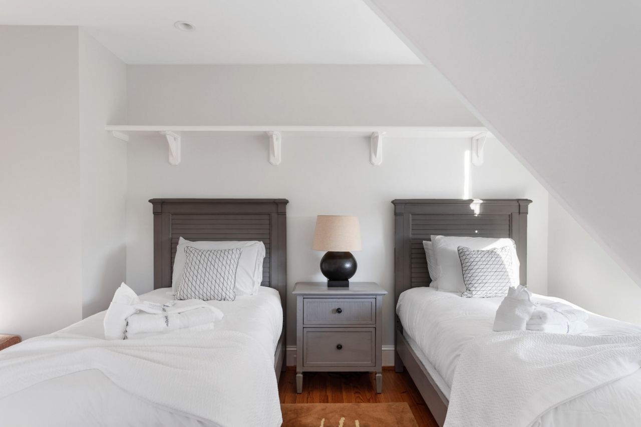 9 Colonial Street Photo 46