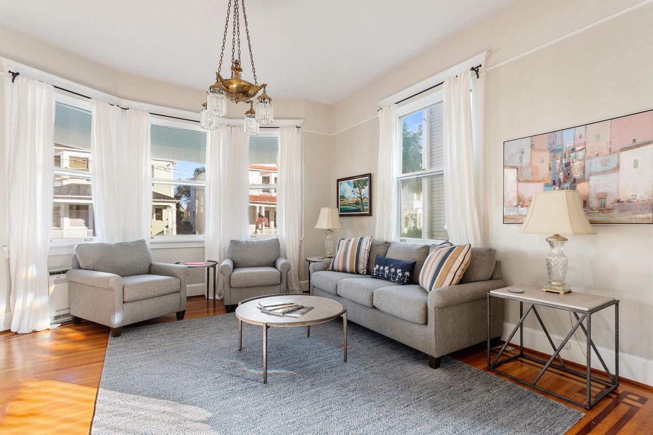 9 Colonial Street Photo 6