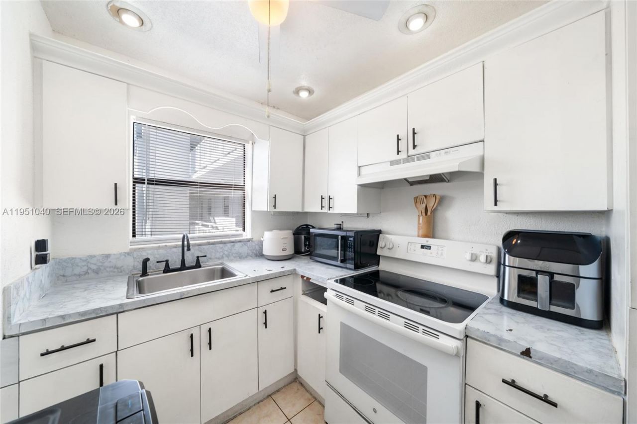 13500 NE 3rd Ct , Unit 325, North Miami, FL 33161 Photo