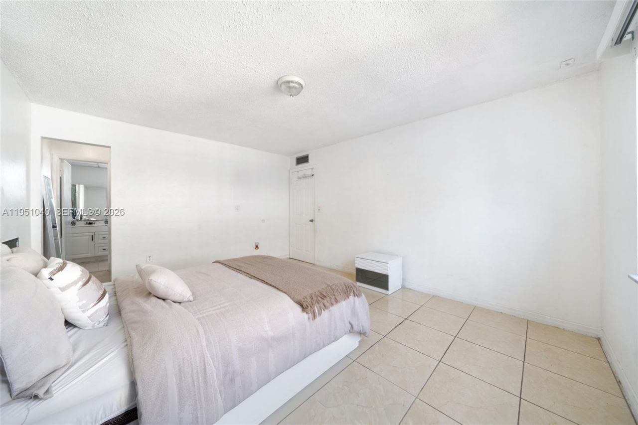 13500 NE 3rd Ct , Unit 325, North Miami, FL 33161 Photo