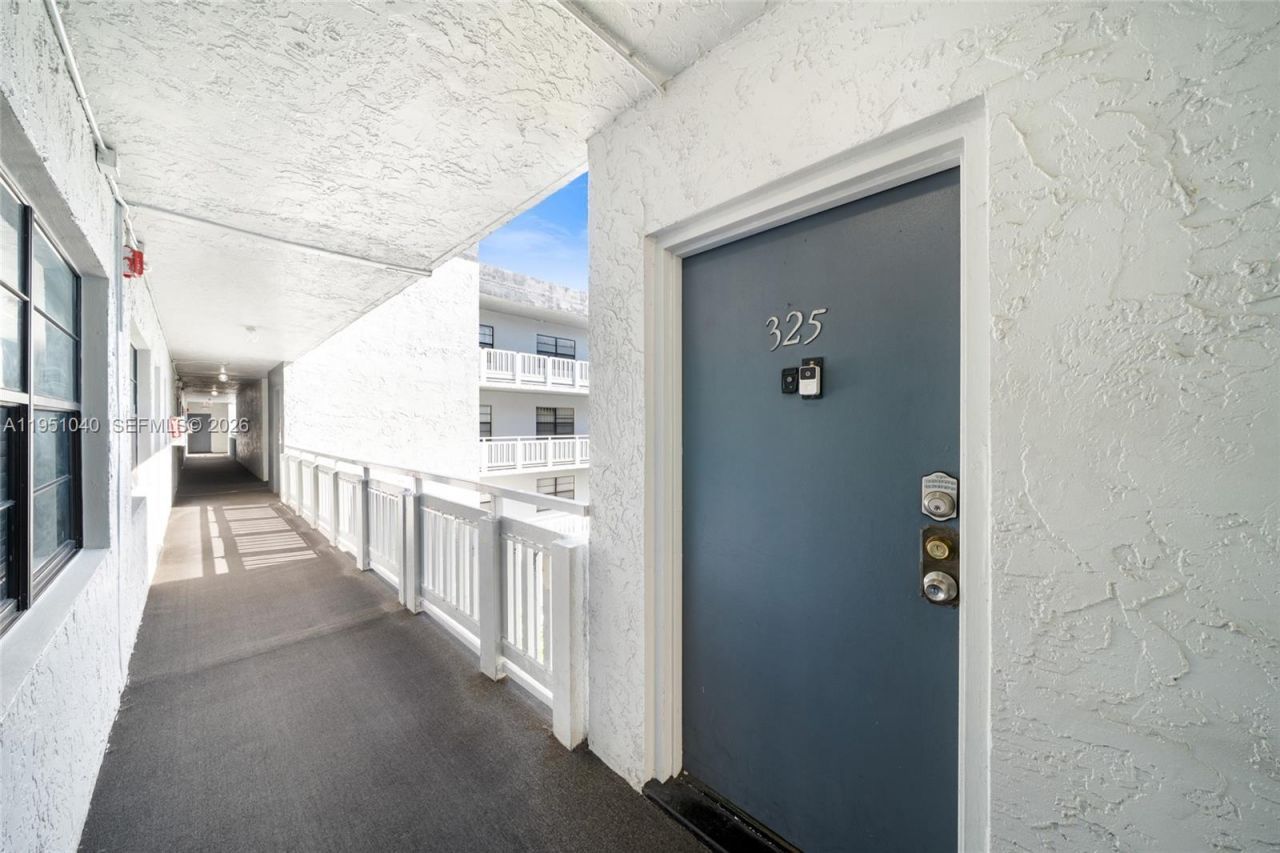 13500 NE 3rd Ct , Unit 325, North Miami, FL 33161 Photo
