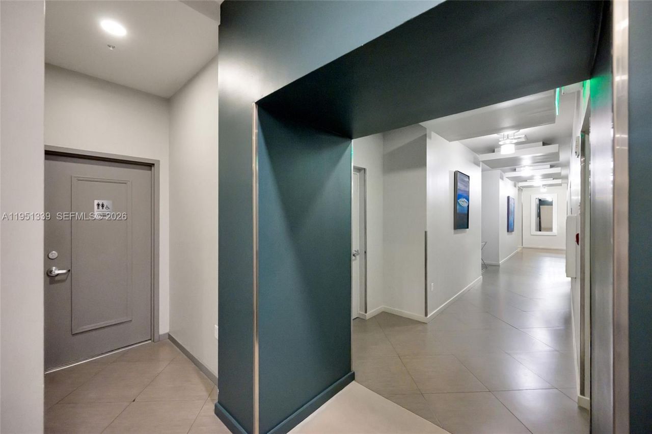 1900 N Bayshore Dr, Miami, FL 33132 Photo