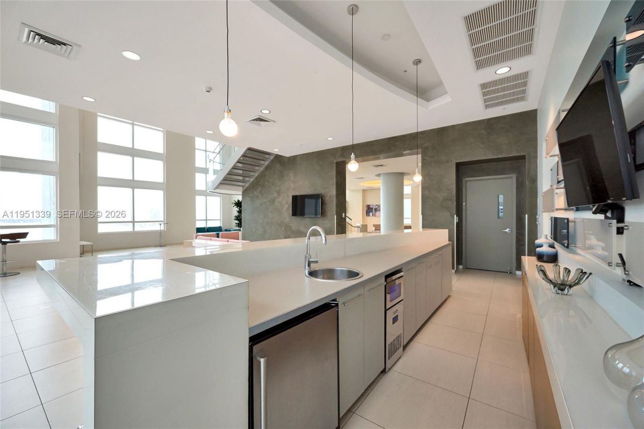 1900 N Bayshore Dr, Miami, FL 33132 Photo