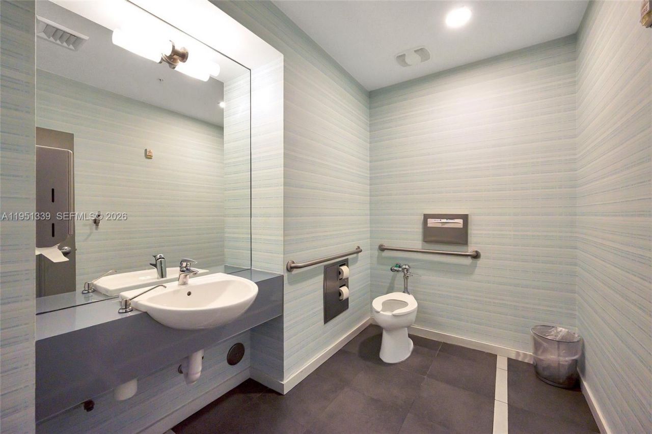 1900 N Bayshore Dr, Miami, FL 33132 Photo