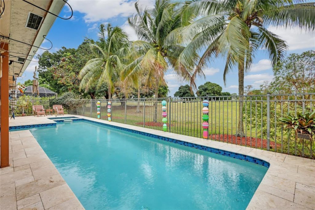 8324 NW 80th St, Tamarac, FL 33321 Photo