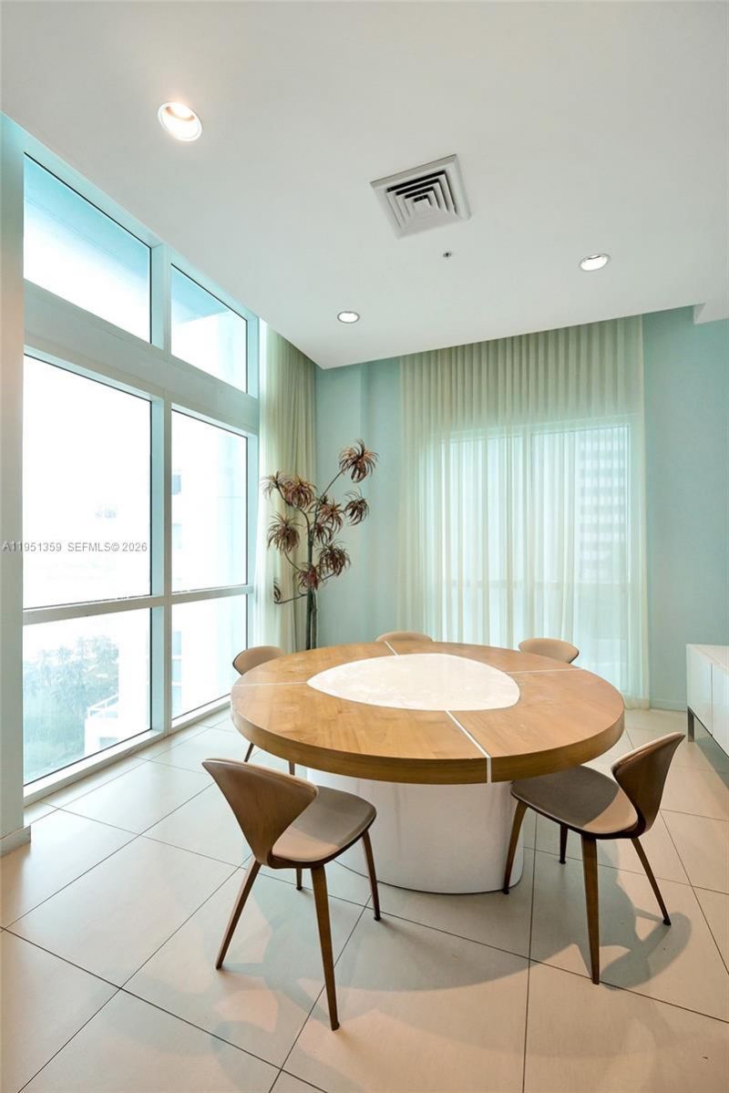 1900 N Bayshore Dr, Miami, FL 33132 Photo