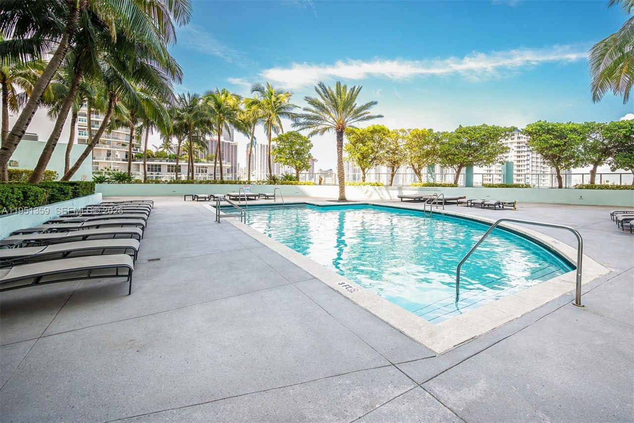 1900 N Bayshore Dr, Miami, FL 33132 Photo