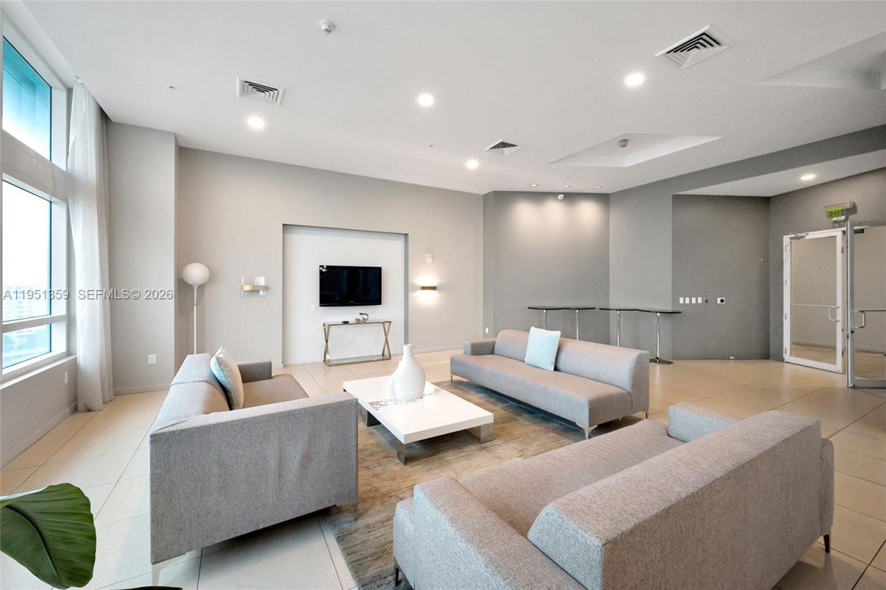 1900 N Bayshore Dr, Miami, FL 33132 Photo