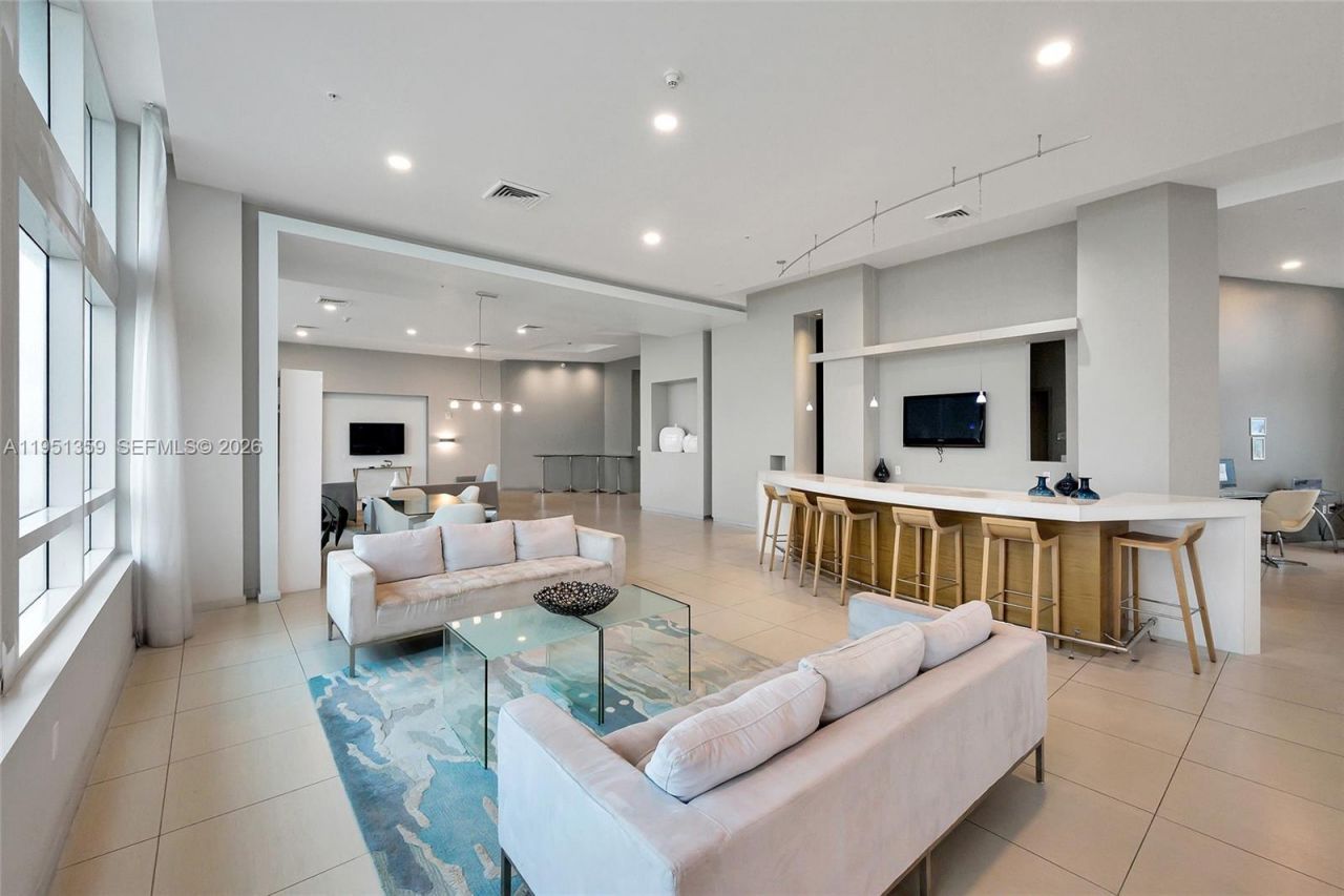 1900 N Bayshore Dr, Miami, FL 33132 Photo