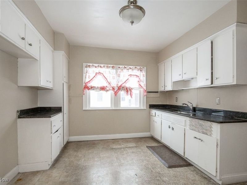 1526 Eddington Road, Cleveland, OH 44118 Photo 3