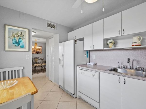 3990 NW 42nd Avenue, Unit 305, Lauderdale Lakes, FL 33319