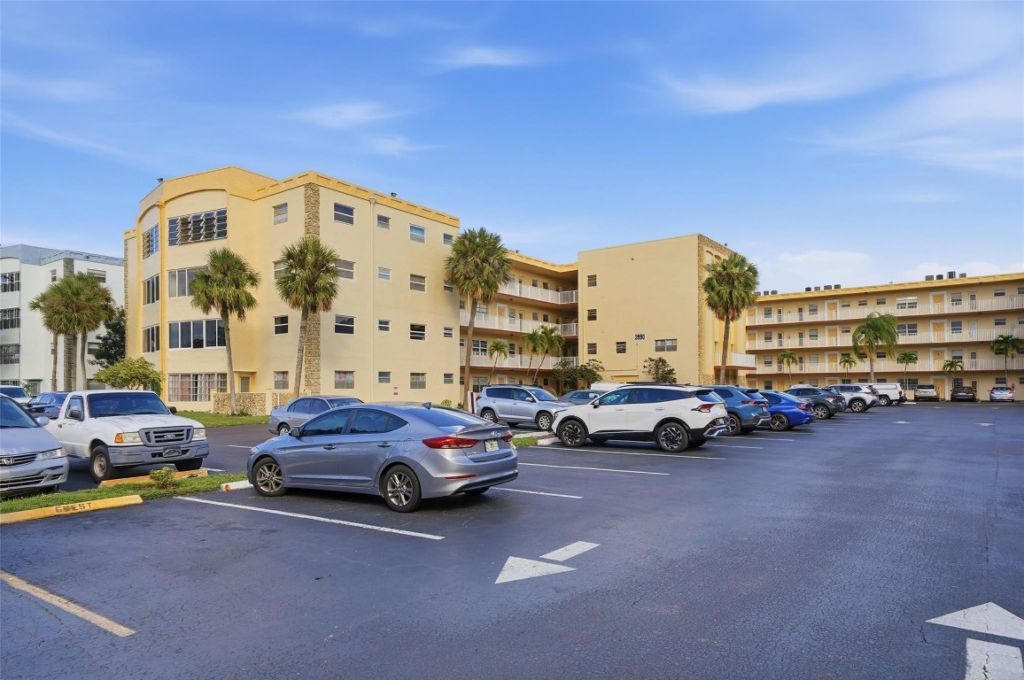 3990 NW 42nd Avenue, Unit 305, Lauderdale Lakes, FL 33319 Photo