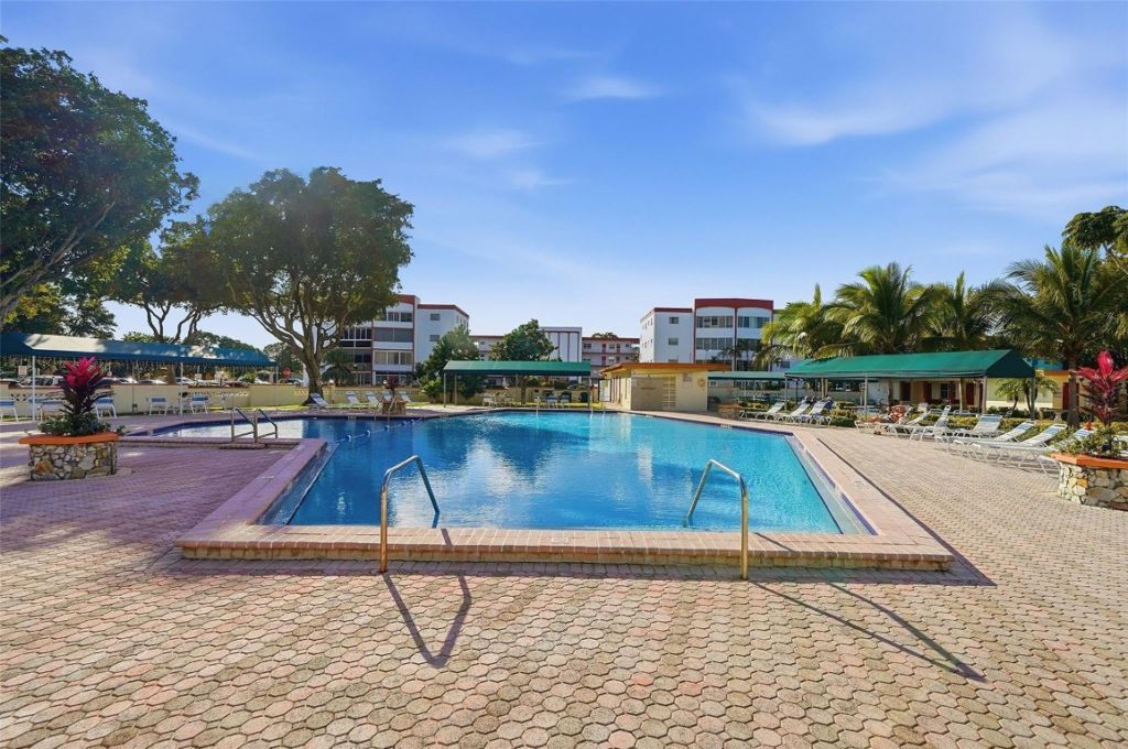 3990 NW 42nd Avenue, Unit 305, Lauderdale Lakes, FL 33319 Photo