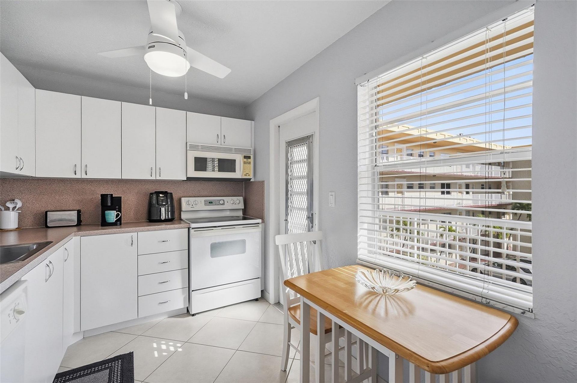 3990 NW 42nd Avenue, Unit 305, Lauderdale Lakes, FL 33319 Photo
