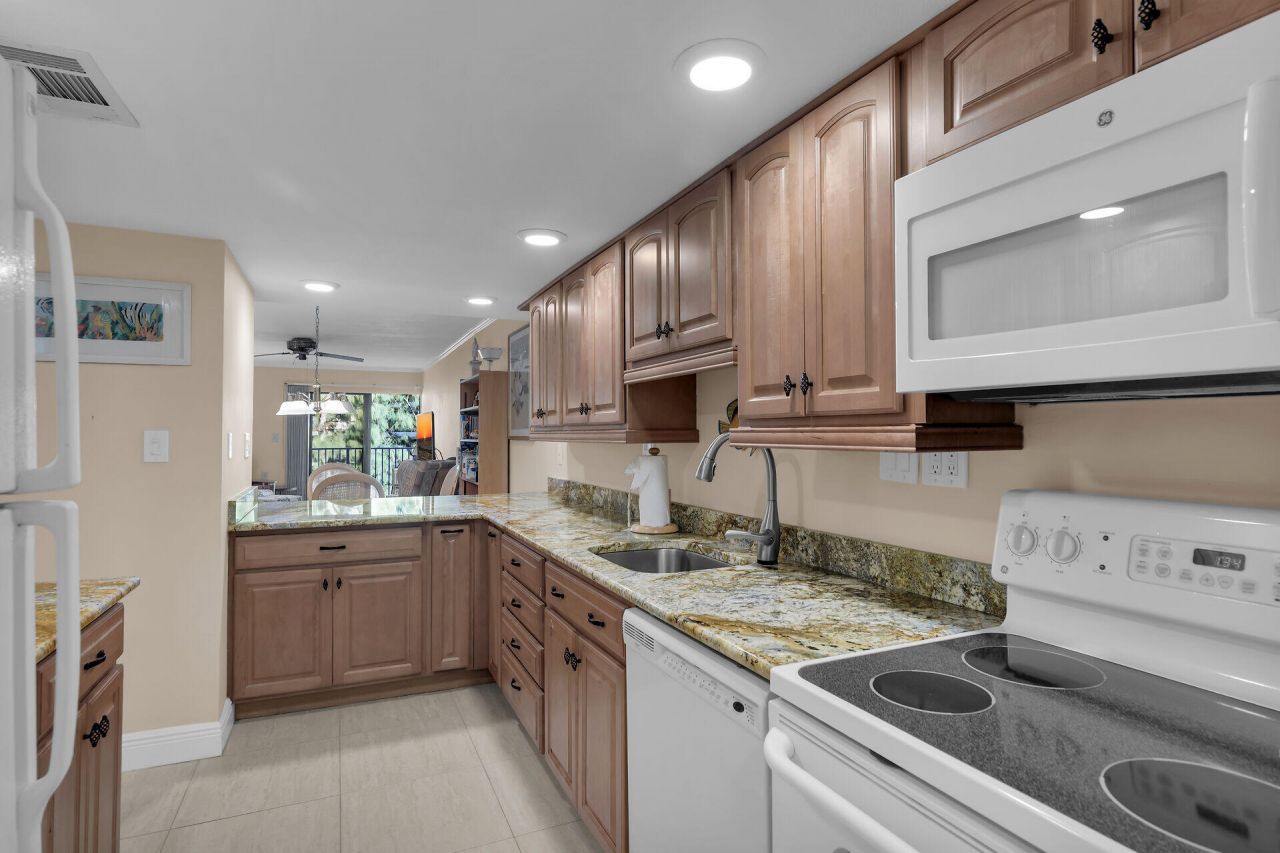 201 E Ocean Drive, Unit 1-211, Key Colony, FL 33051 Photo