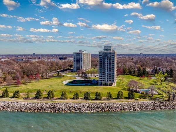 2 Bratenahl Place, Unit 3F, Bratenahl, OH 44108