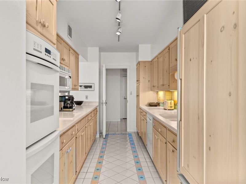 2 Bratenahl Place, Unit 3F, Bratenahl, OH 44108 Photo 23