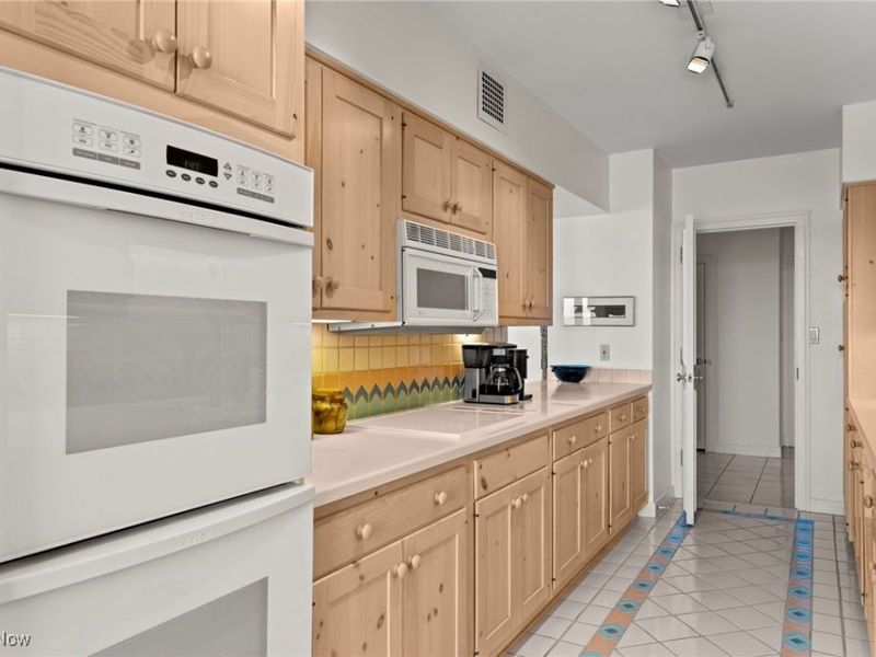 2 Bratenahl Place, Unit 3F, Bratenahl, OH 44108 Photo 24