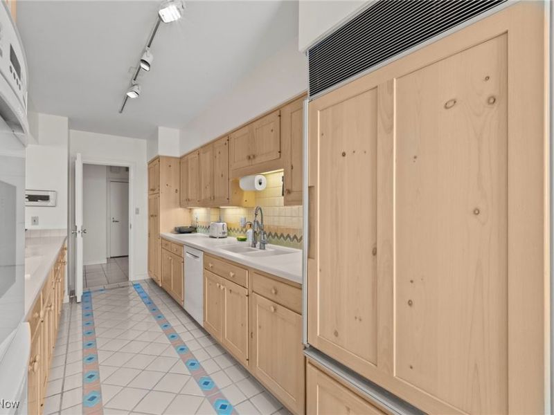 2 Bratenahl Place, Unit 3F, Bratenahl, OH 44108 Photo 25