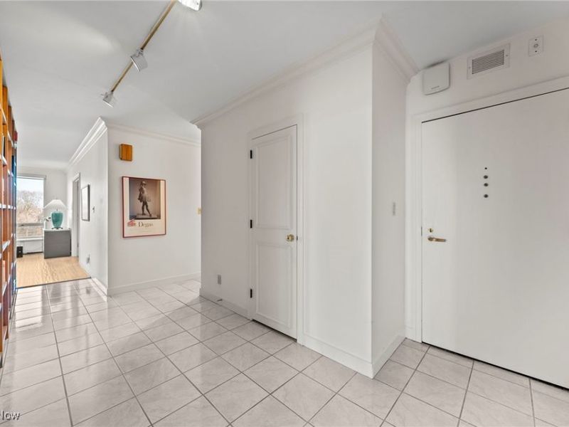 2 Bratenahl Place, Unit 3F, Bratenahl, OH 44108 Photo 5