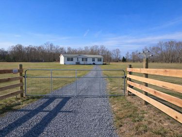 1085 Oak Grove Road, Columbia, KY 42728
