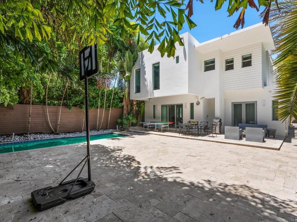 3917 S Le Jeune Road, Miami, FL 33146 Photo