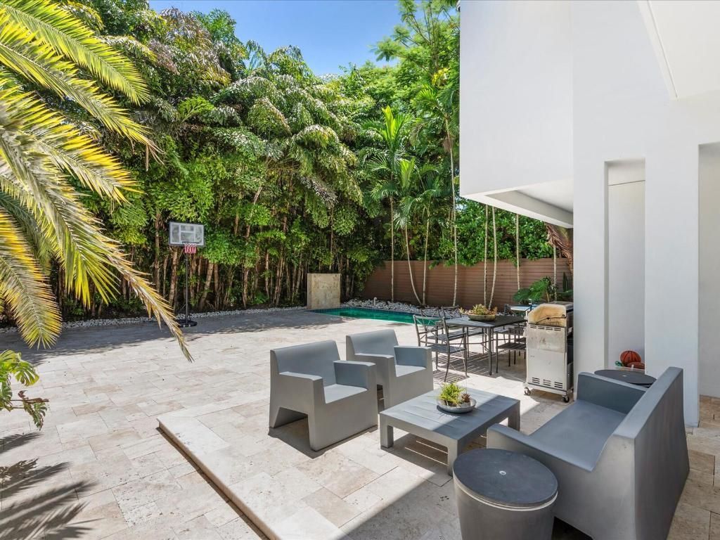 3917 S Le Jeune Road, Miami, FL 33146 Photo