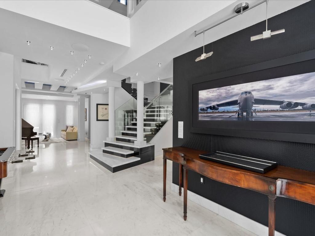 3917 S Le Jeune Road, Miami, FL 33146 Photo