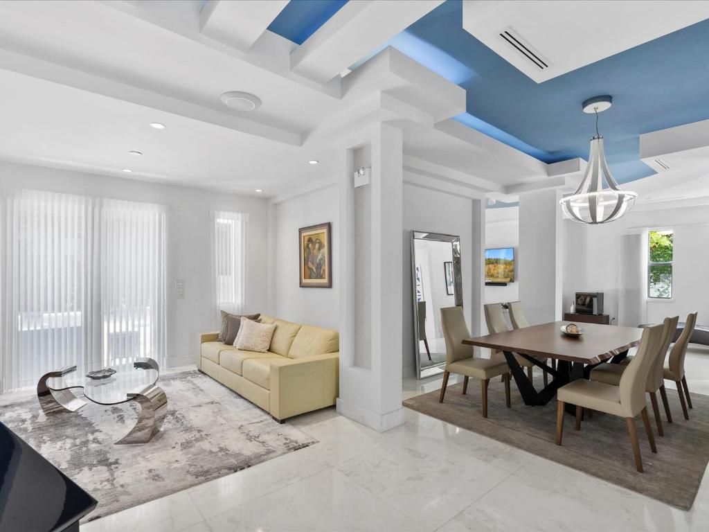 3917 S Le Jeune Road, Miami, FL 33146 Photo