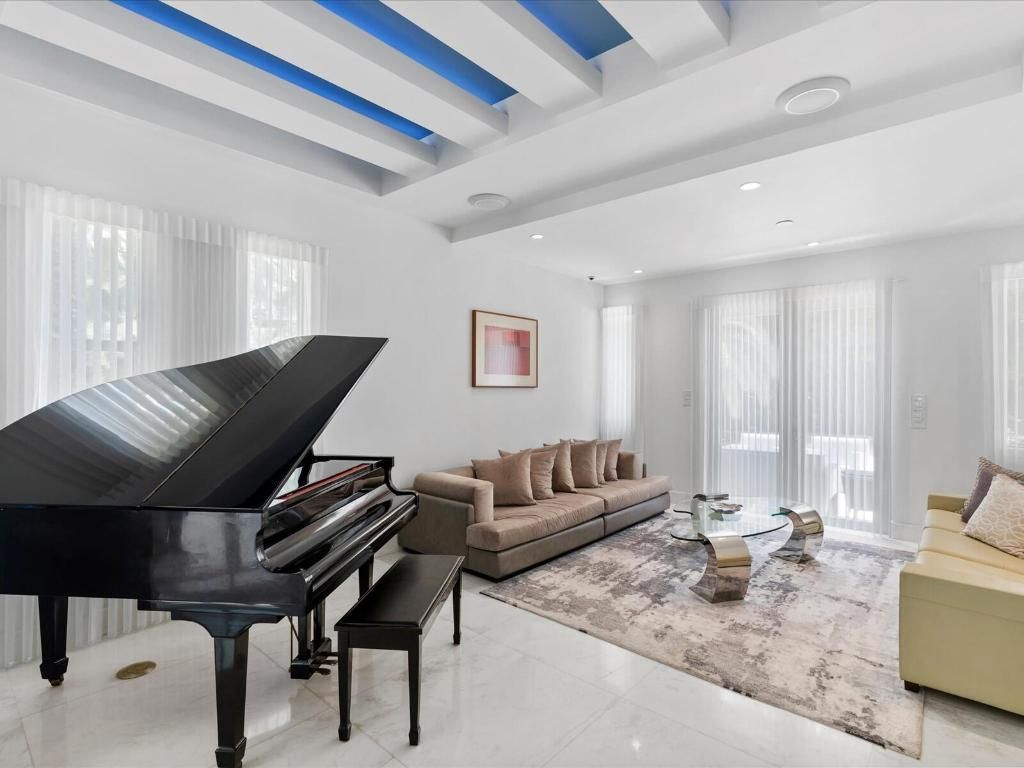 3917 S Le Jeune Road, Miami, FL 33146 Photo