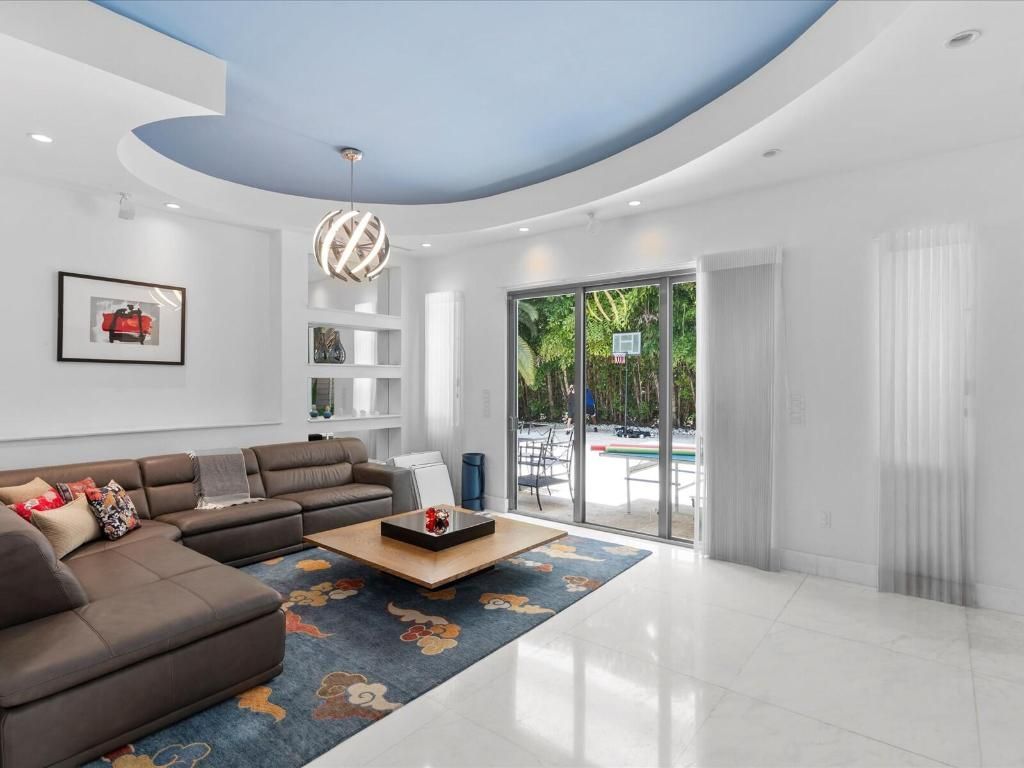 3917 S Le Jeune Road, Miami, FL 33146 Photo