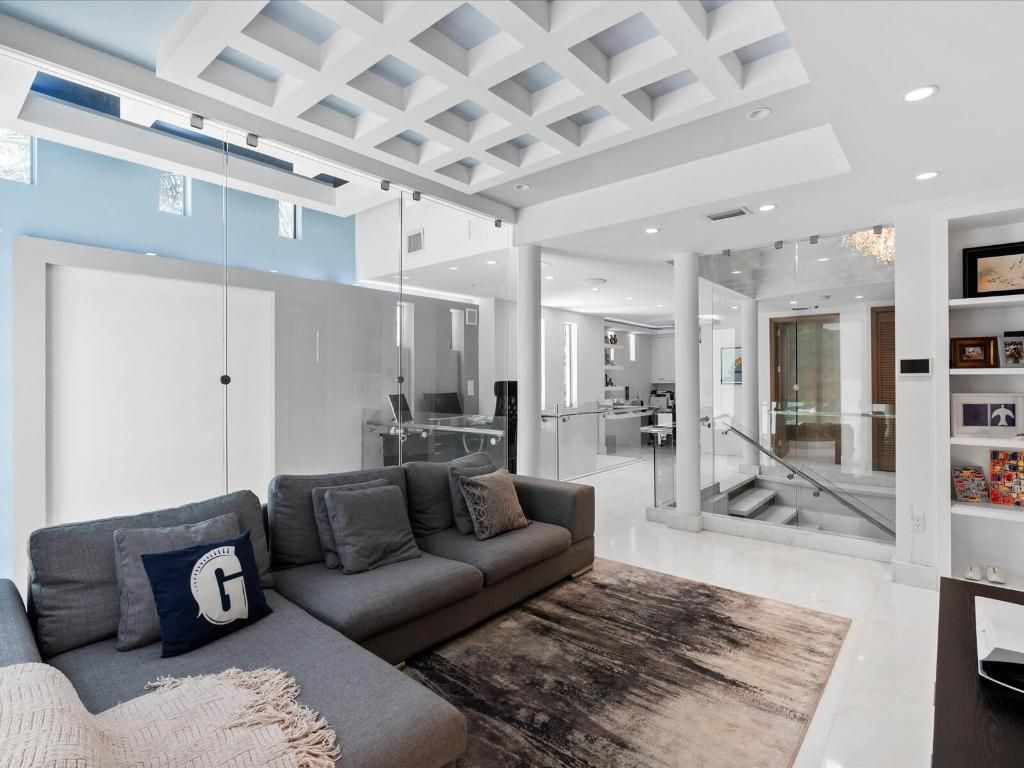 3917 S Le Jeune Road, Miami, FL 33146 Photo