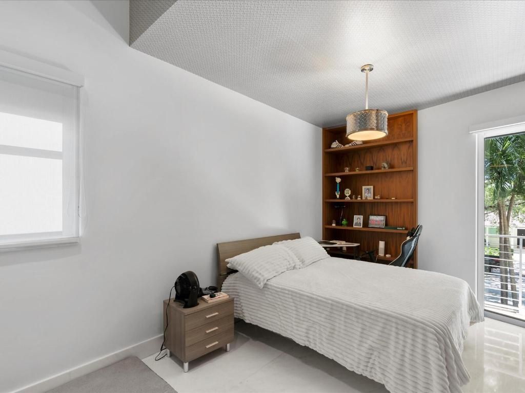 3917 S Le Jeune Road, Miami, FL 33146 Photo