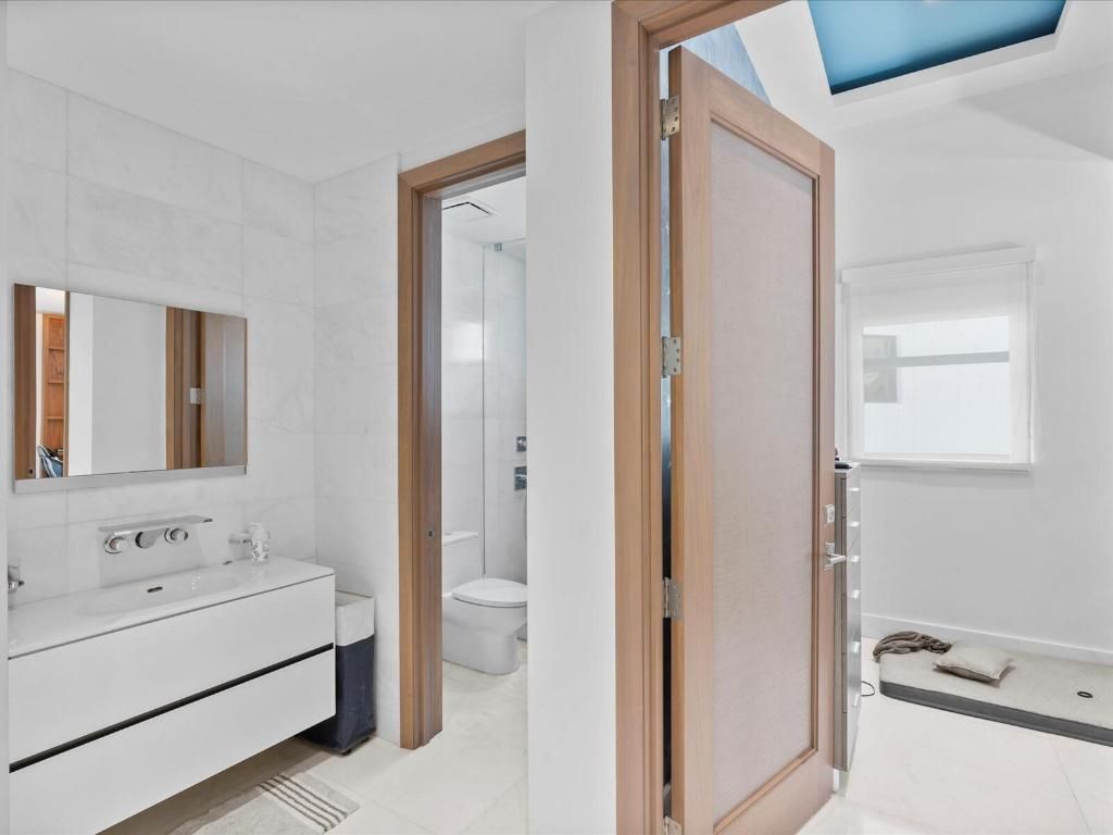 3917 S Le Jeune Road, Miami, FL 33146 Photo