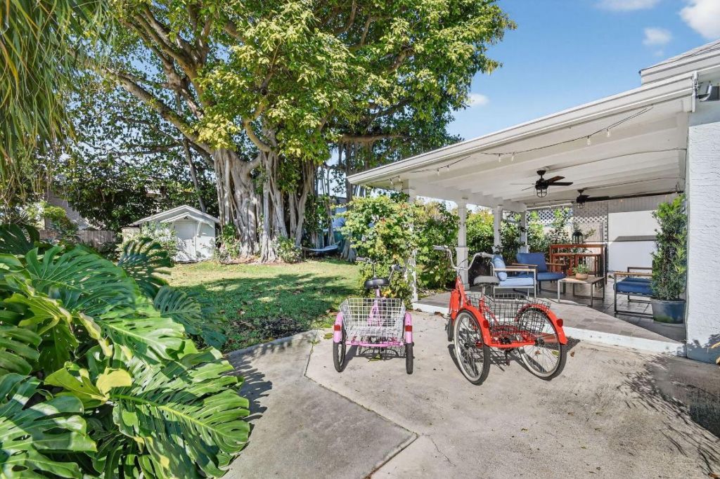 1511 S Palmway, Lake Worth Beach, FL 33460 Photo