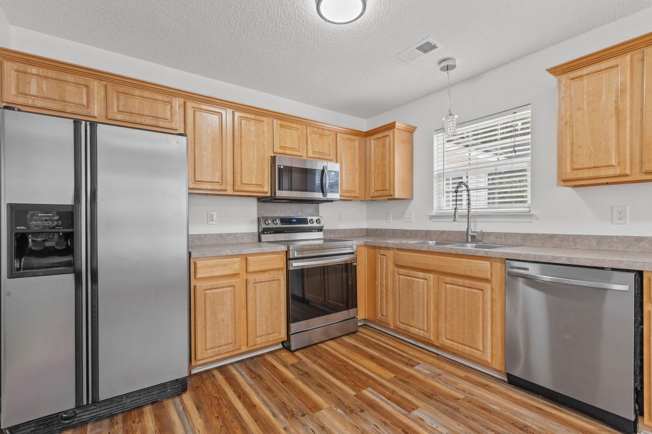 211 Bainsbury Lane Photo 6