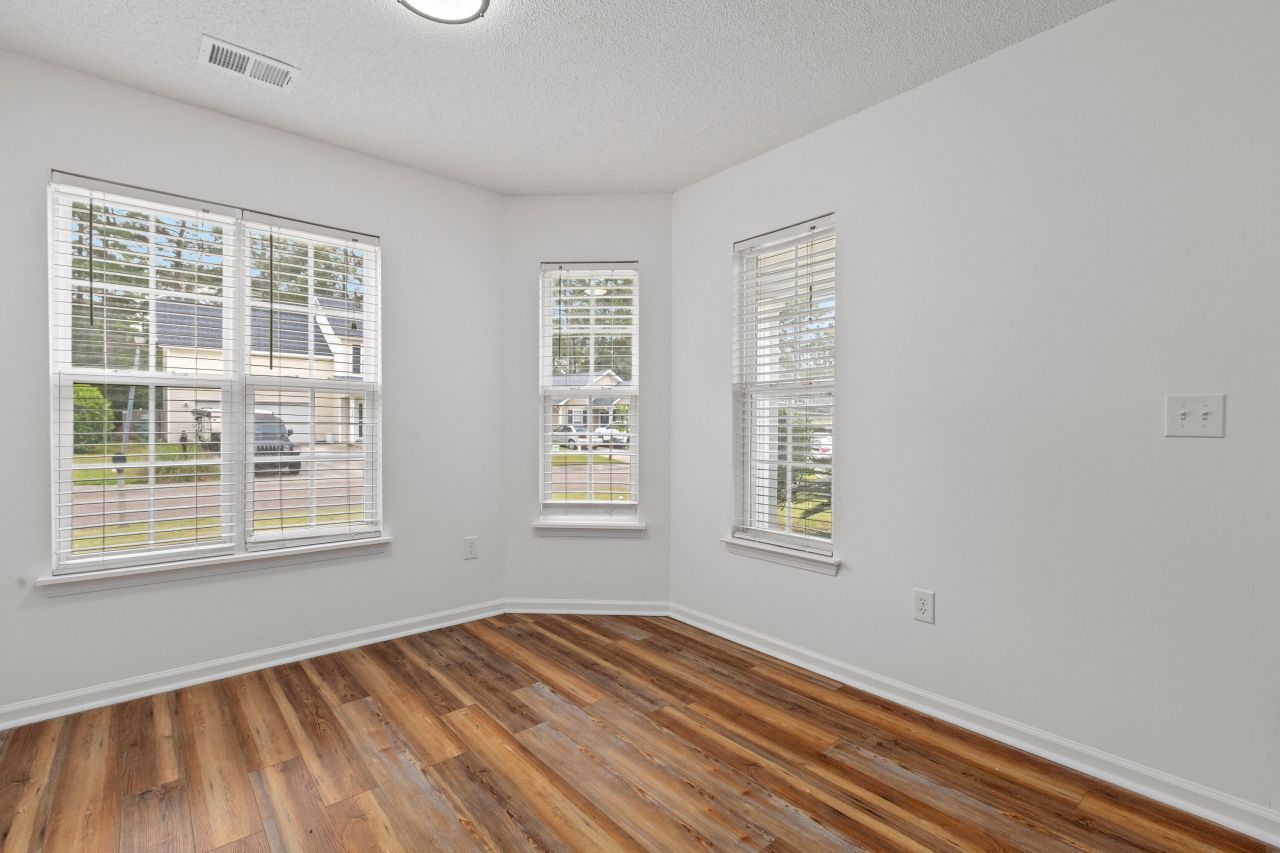 211 Bainsbury Lane Photo 8