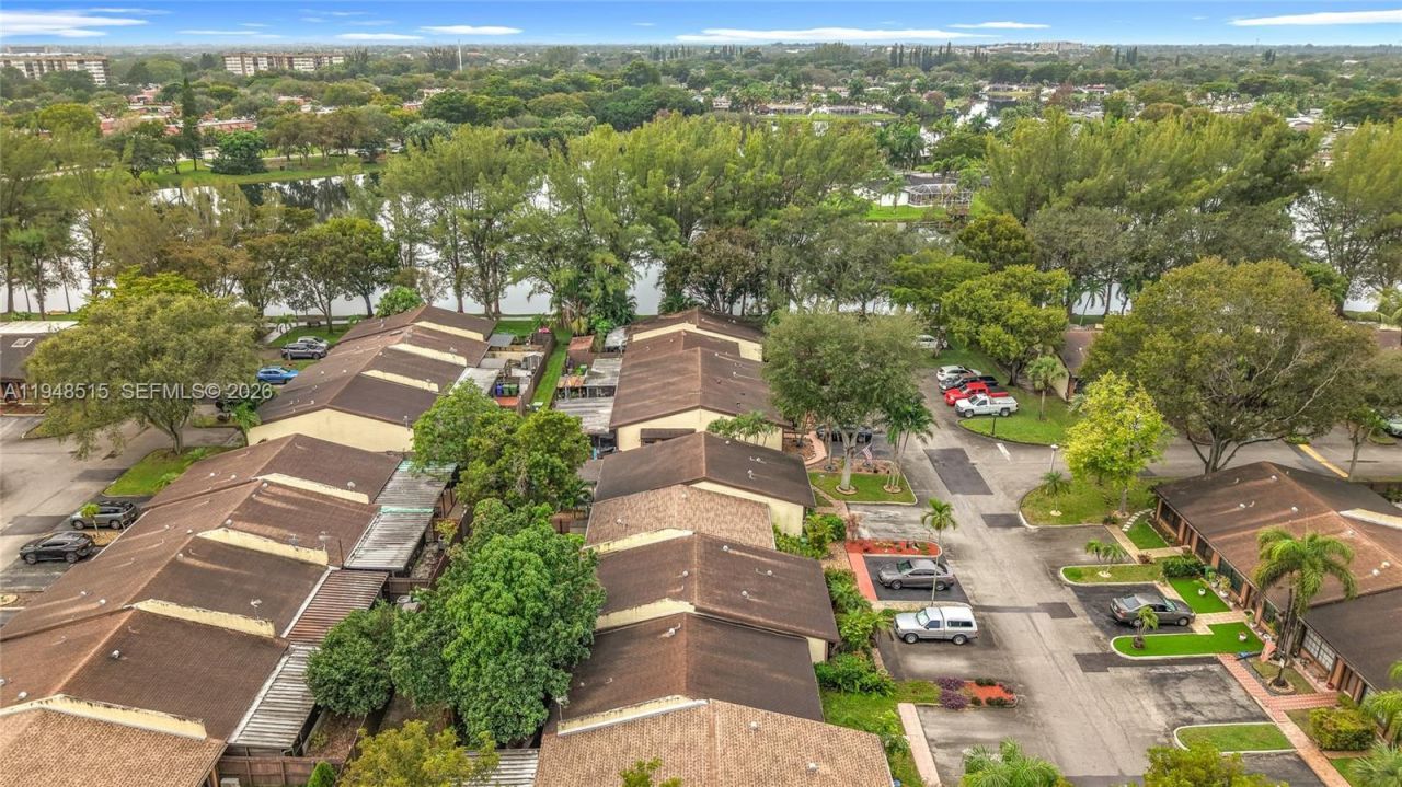 10340 Laurel Ct, Pembroke Pines, FL 33026 Photo