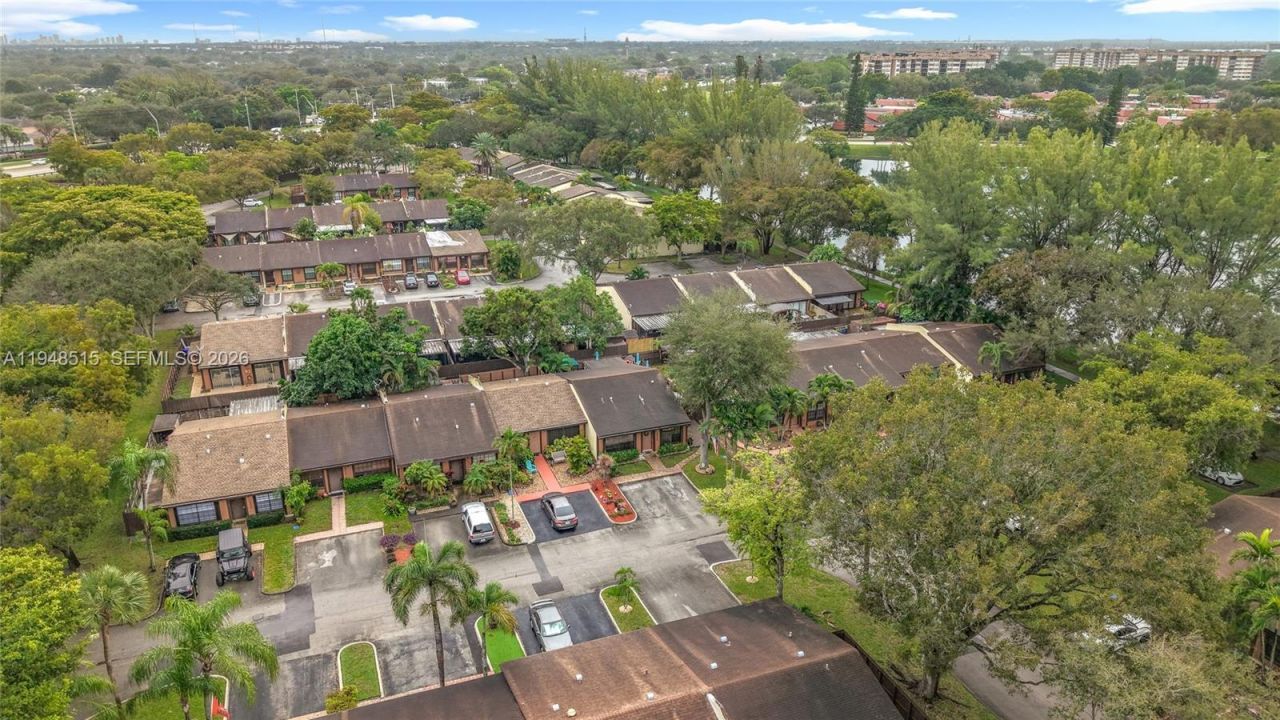 10340 Laurel Ct, Pembroke Pines, FL 33026 Photo