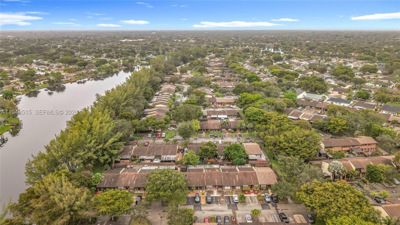 10340 Laurel Ct, Pembroke Pines, FL 33026 Photo