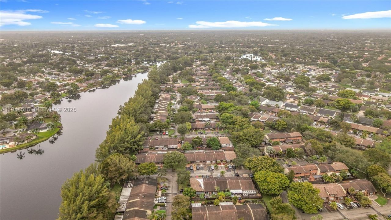 10340 Laurel Ct, Pembroke Pines, FL 33026 Photo