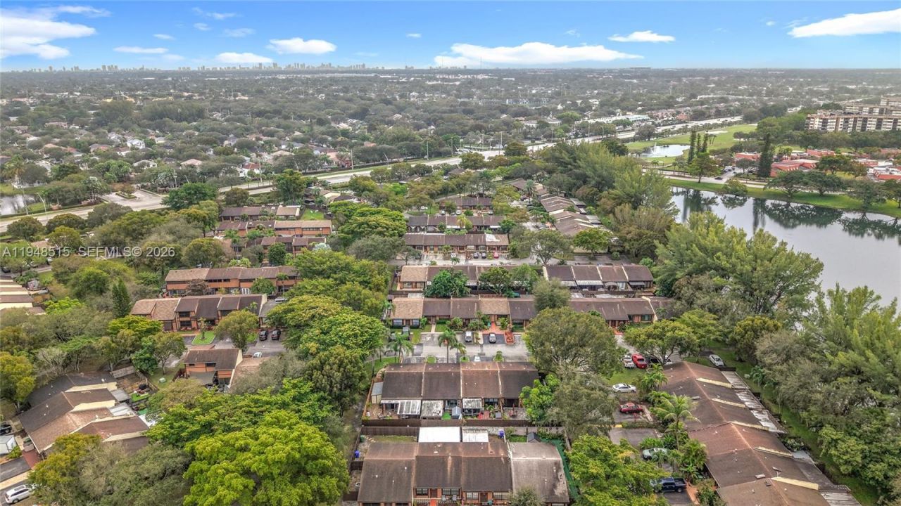 10340 Laurel Ct, Pembroke Pines, FL 33026 Photo