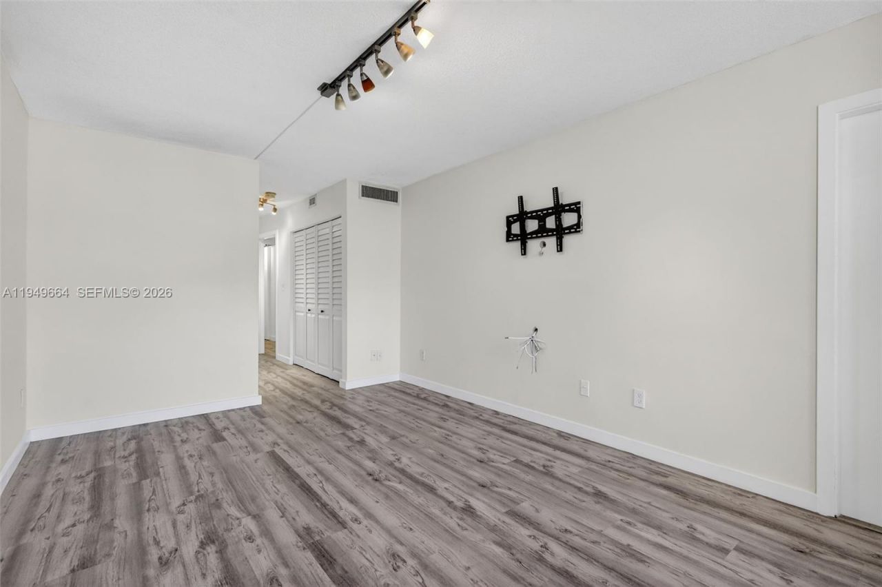 1501 NE 191st St, Unit C212, Miami, FL 33179 Photo
