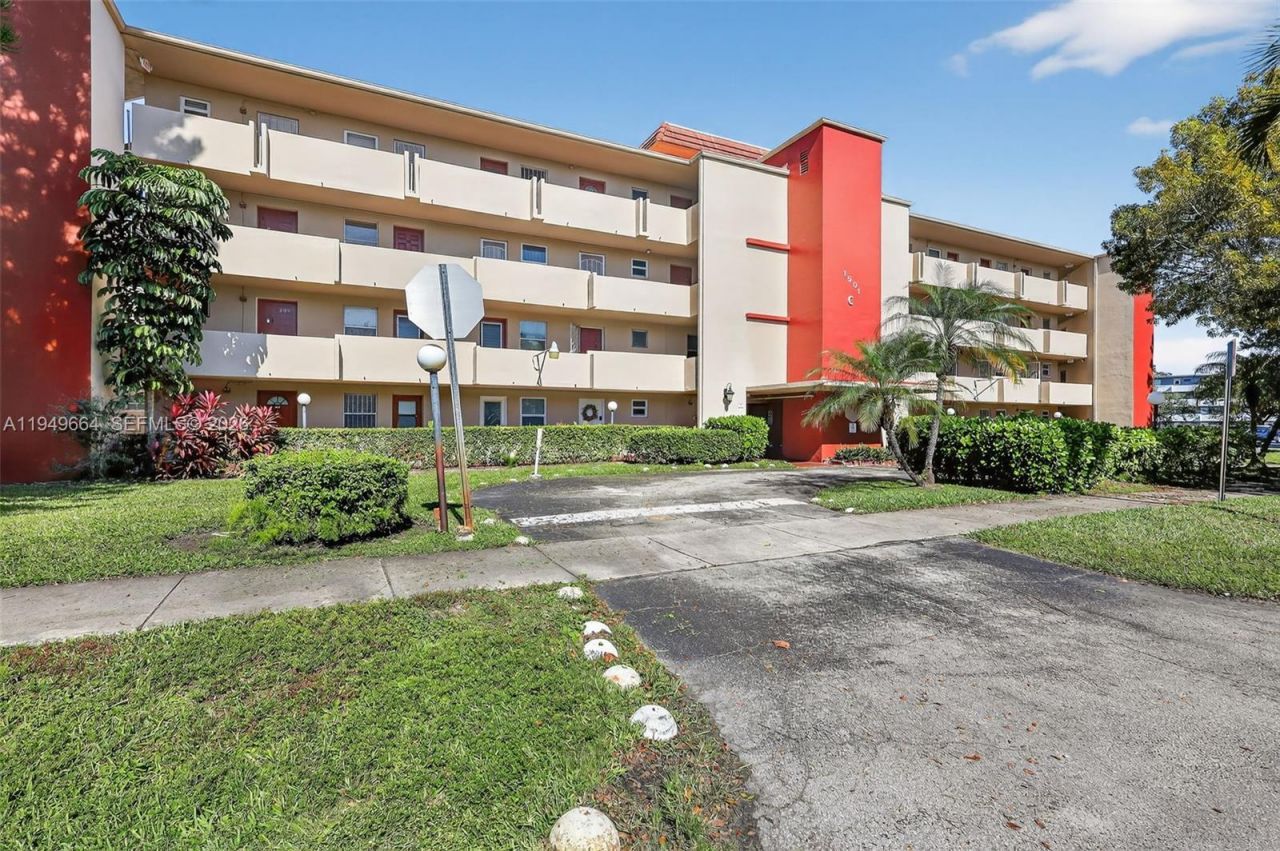 1501 NE 191st St, Unit C212, Miami, FL 33179 Photo