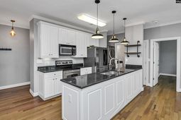 705 Maple Street photo 4