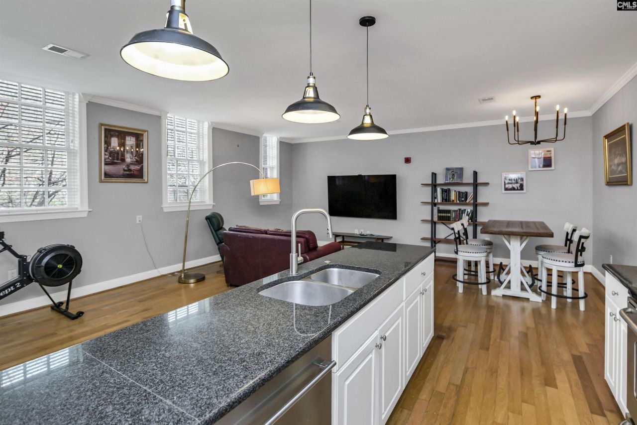 705 Maple Street Photo 7