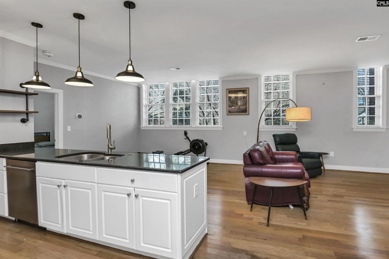 705 Maple Street Photo 9